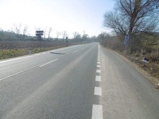III/3833 směr Mokrá, u odb. na Podolí (hnojník)