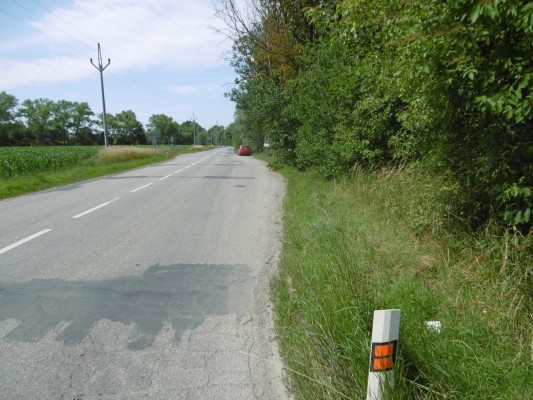 III/3833 směr Mokrá, u odb. na Podolí (hnojník)